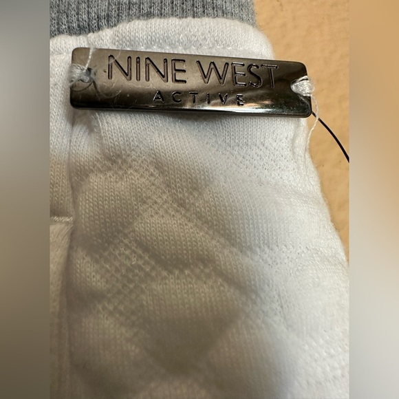 Nine West size medium comfy, quilted, white active shorts with pockets! - Picture 10 of 11